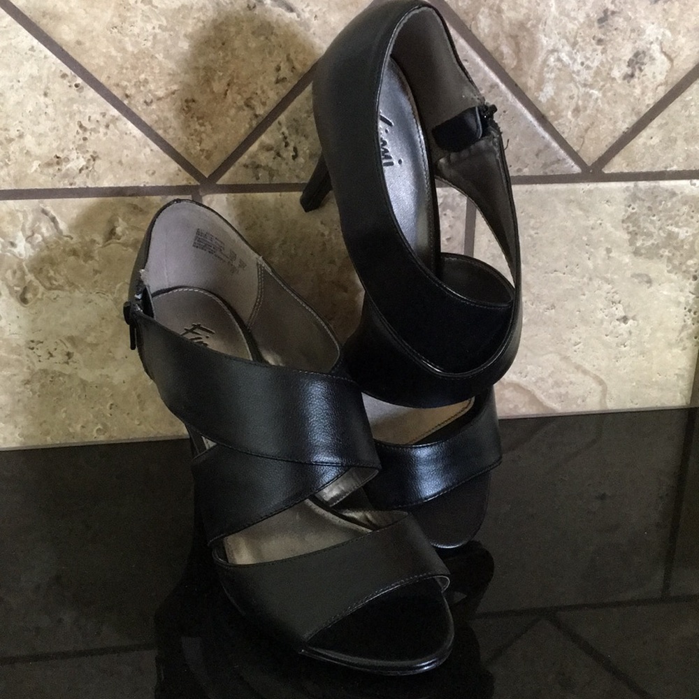 BLACK HEELED SHOES